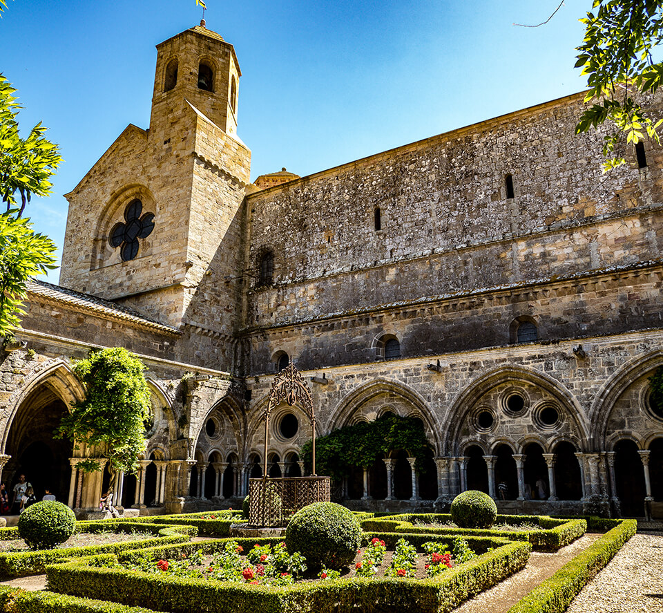 De Abbaye de Fontfroide, een oude cisterciënzer abdij in de Aude, te bezoeken tijdens uw verblijf op camping Cap du Roc bij Gruissan