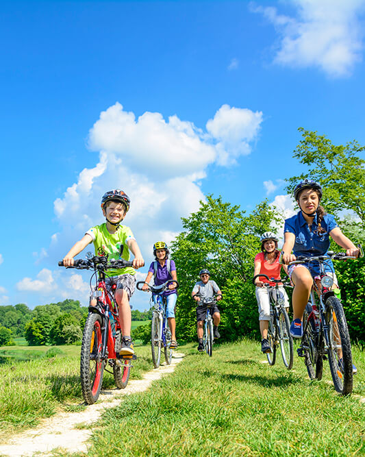 Paseo en bicicleta en familia desde el camping Cap du Roc, en rutas ciclistas para unas vacaciones deportivas y lúdicas