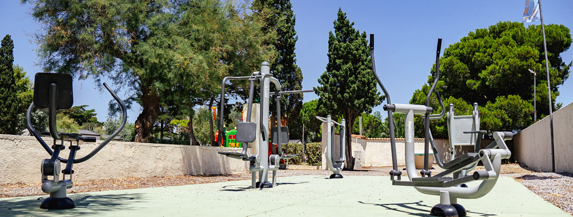 Fitnessgeräte auf dem Campingplatz Cap du Roc, Campingplatz in der Region Occitanie