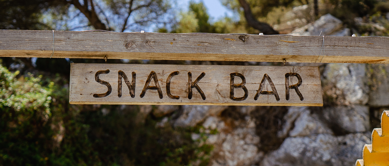 Die Snackbar und die Bar auf dem Campingplatz Cap du Roc in der Nähe von Leucate-La Franqui