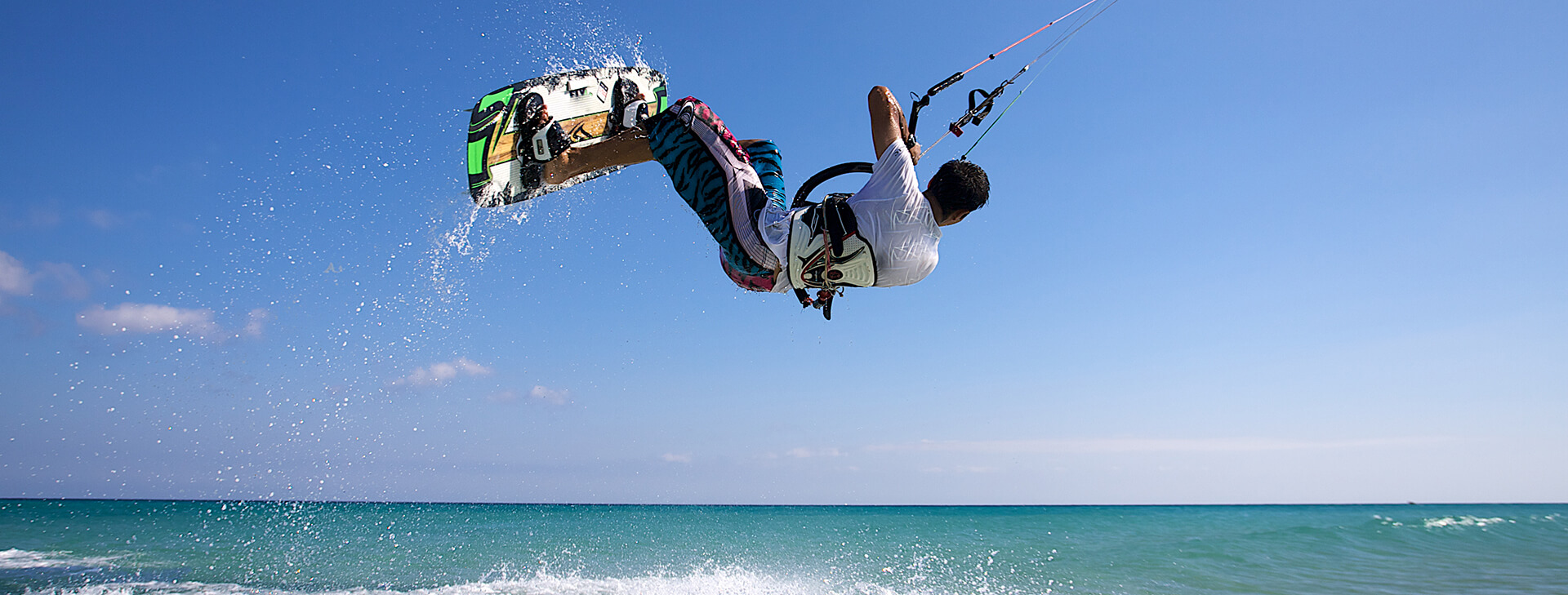 Kitesurfen, sportliche Aktivität während Ihres nächsten Urlaubs auf dem Campingplatz Cap du Roc, Campingplatz in der Nähe von Sigean