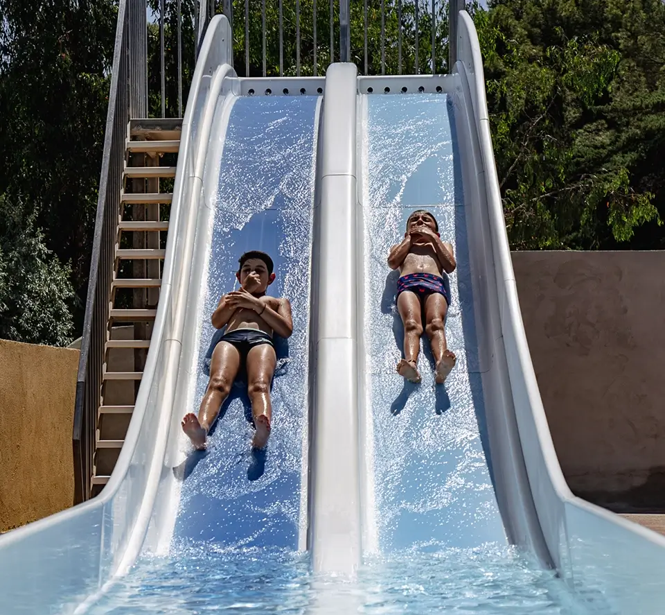 De waterglijbaan in het waterpark Cap du Roc, camping in Aude