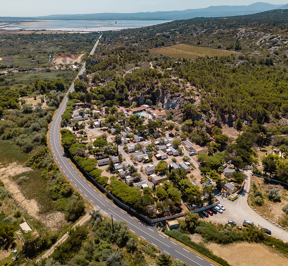 Vue aérienne des emplacements de camping dans l'Aude, du camping Cap du Roc à Port-la-Nouvelle