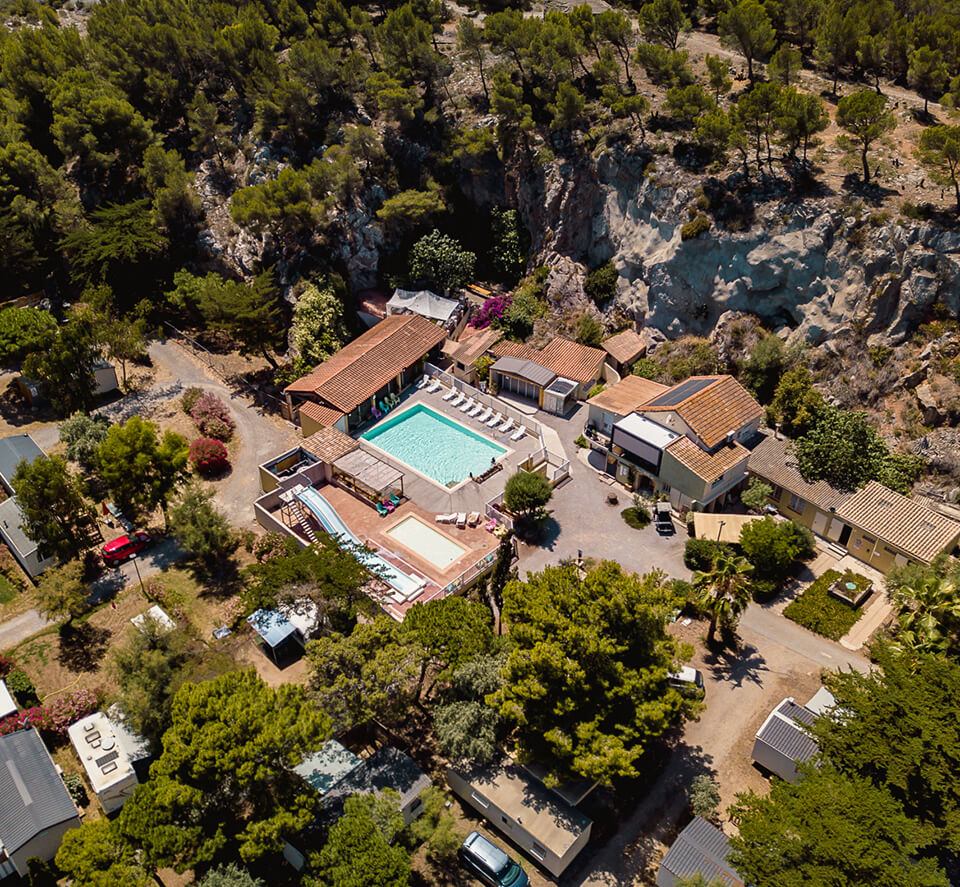 Luftaufnahme der Stellplätze des Campingplatzes Cap du Roc im Departement Aude, für Zelt, Wohnwagen und Wohnmobil