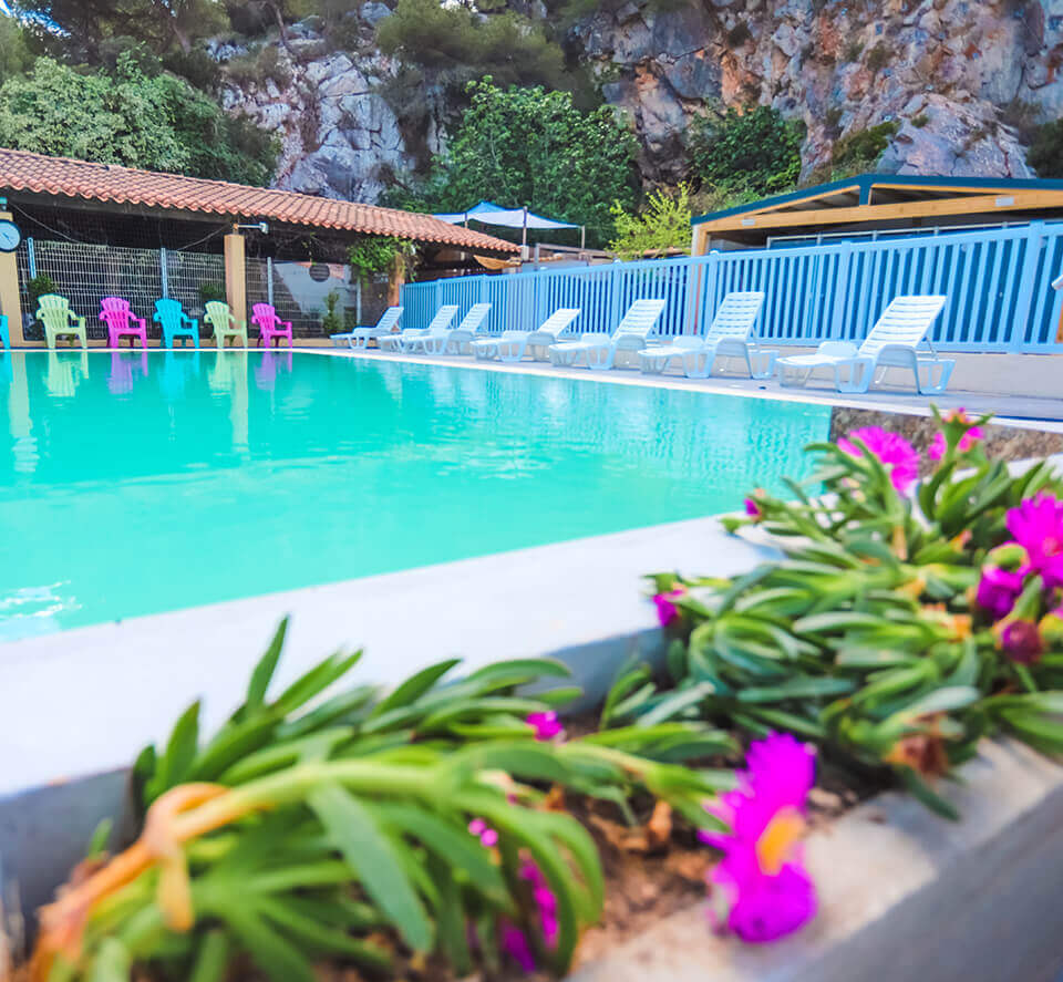 La zona acuática en el camping Cap du Roc en Port la Nouvelle en el Aude con piscina