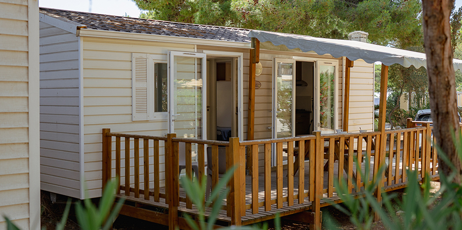 Location de mobil-home dans l'Aude : mobil-Home Cottage 4/6 personnes et sa terrasse extérieure