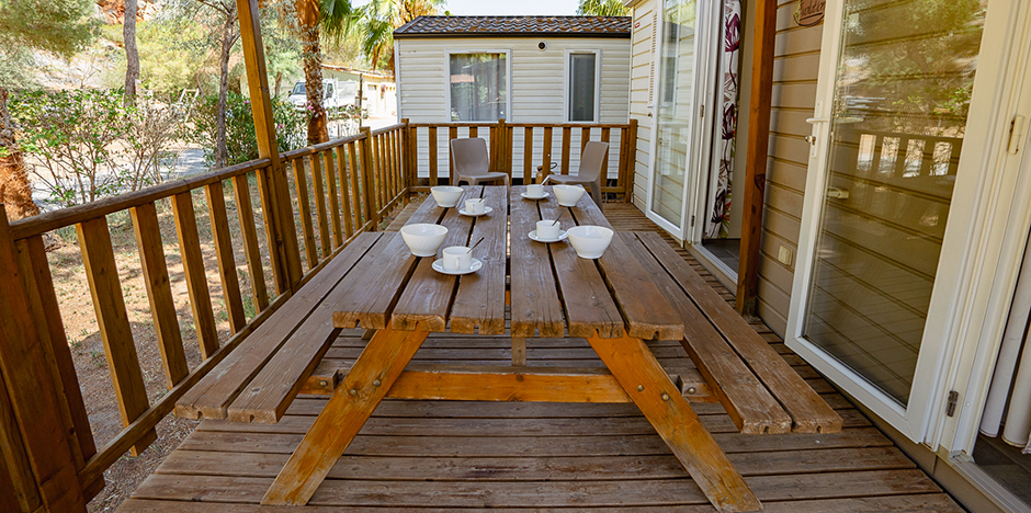 Location de mobil-home près de Sigean : mobil-Home Cottage 4/6 personnes, terrasse en bois semi-couverte avec table de pique-nique