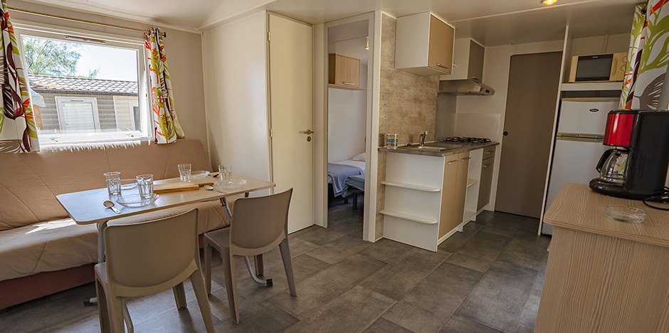 Vermietung vom Mobilheim in Port-la-Nouvelle: Mobilheim Cottage 4/6 Personen, mit ausgestatteter Küche und Wohnzimmer