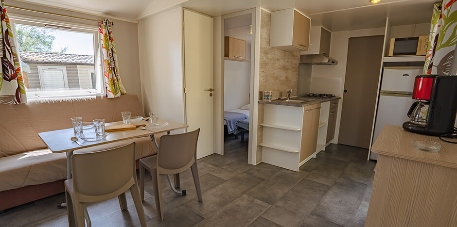 Location de mobil-home à Port-la-Nouvelle : mobil-home Cottage 4/6 personnes, avec cuisine équipée et séjour