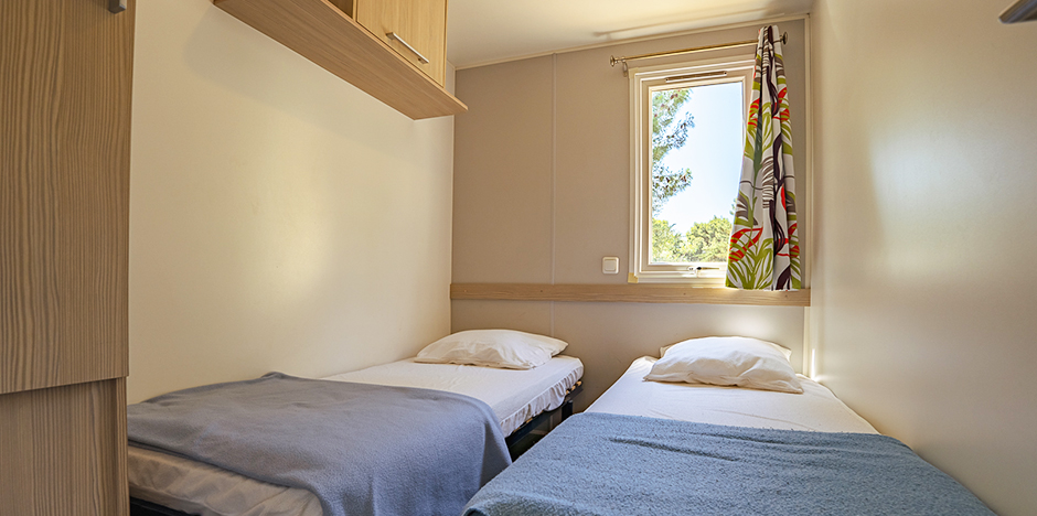Location de mobil-home dans l'Aude : mobil-home Cottage 4/6 personnes, chambre avec 2 lits de 80