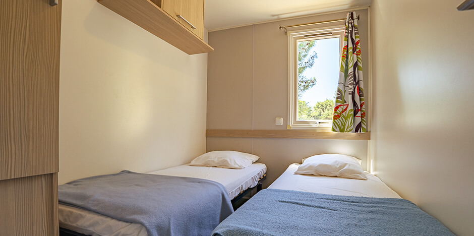 Verhuur van stacaravans in Aude : stacaravan Cottage 4/6 personen, slaapkamer met 2 x 80cm bedden