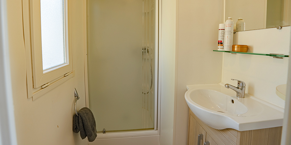 Location de mobil-home près de Sigean : mobil-home Cottage 4/6 personnes, salle d'eau avec lavabo et douche en cabine