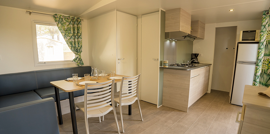 Vermietung von Mobilheimen in der Nähe von Narbonne-Strand: Mobilheim Cottage 4-6 Personen mit Klimaanlage, ausgestatteter Küche und Wohnzimmer