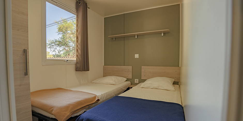Vermietung von Mobilheimen in Port-la-Nouvelle: Mobilheim Cottage 4-6 Personen mit Klimaanlage, Zimmer mit 2 nebeneinander stehenden 80 cm breiten Betten