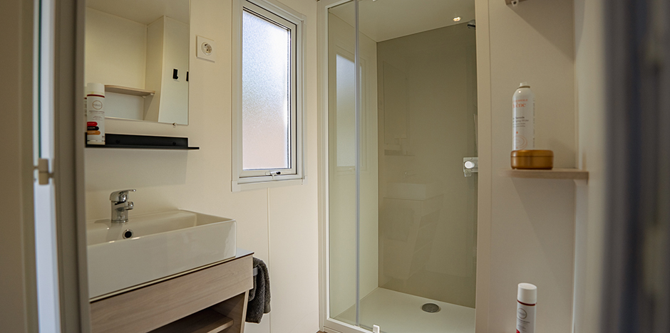 Alquiler de mobil-home cerca de Gruissan : mobil-home Cottage 4-6 personas climatizado, cuarto de ducha con lavabo y ducha en cabina