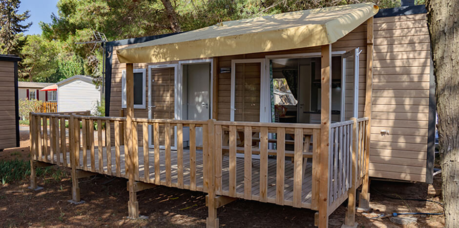 Mobilheimvermietung in der Nähe von Sigean: Mobilheim Cottage 4-6 Personen mit Klimaanlage, Holzterrasse im Freien