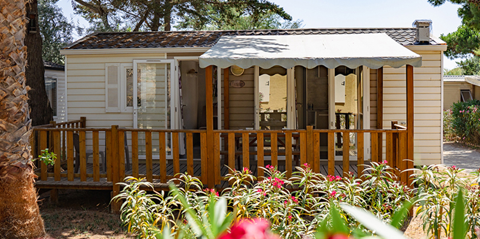 Location de mobil-home près de Gruissan : mobil-Home Cottage 4/6 personnes avec terrasse en bois semi-couverte