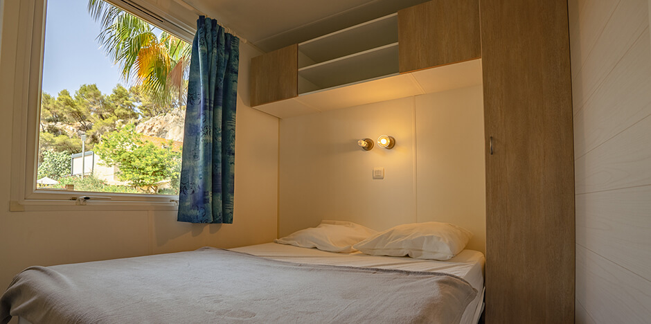 Verhuur van stacaravans in Port-la-Nouvelle : stacaravan 4 personen 2 badkamers, slaapkamer met tweepersoonsbed 130