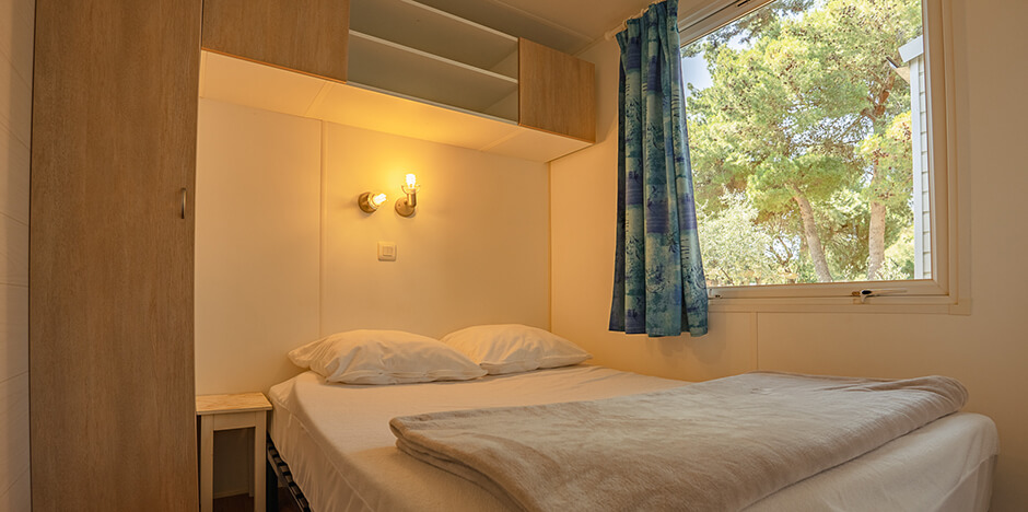 Verhuur van stacaravans in de buurt van Gruissan : stacaravan 4 personen 2 badkamers, slaapkamer met tweepersoonsbed 130