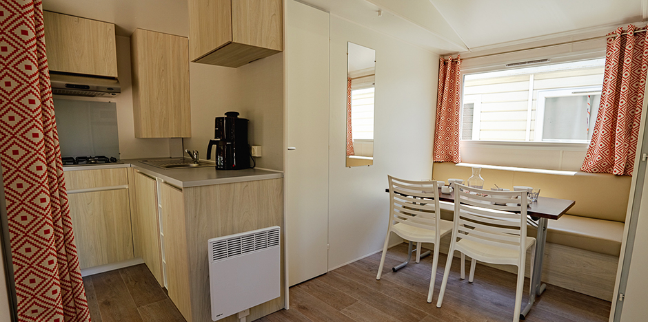 Location de mobil-home dans l'Aude : cuisine - Séjour du mobil-Home Cottage pour 4 personnes avec 2 chambres