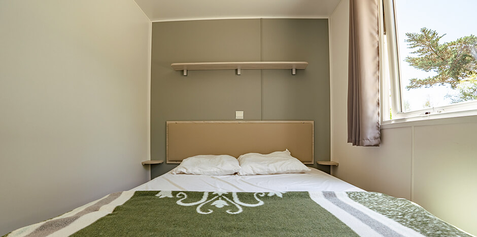 Alquiler de mobil-home cerca de Sigean: habitación con 1 cama doble de 130 del mobil-Home para 4 personas con 2 habitaciones
