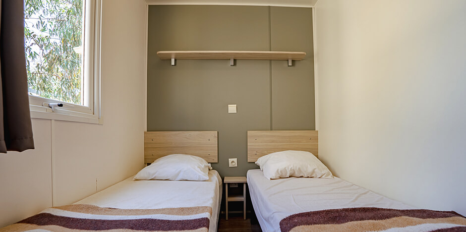 Alquiler de mobil-home cerca de Gruissan: habitación con 2 camas del mobil-Home para 4 personas con 2 habitaciones