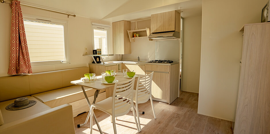 Location de mobil-home dans l'Aude : mobil-home 6-8 personnes, cuisine équipée et séjour avec convertible