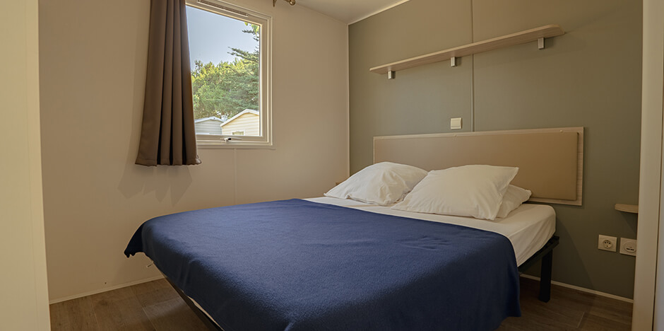 Location de mobil-home à Port-la-Nouvelle : mobil-home 6-8 personnes, chambre avec 1 grand lit 130