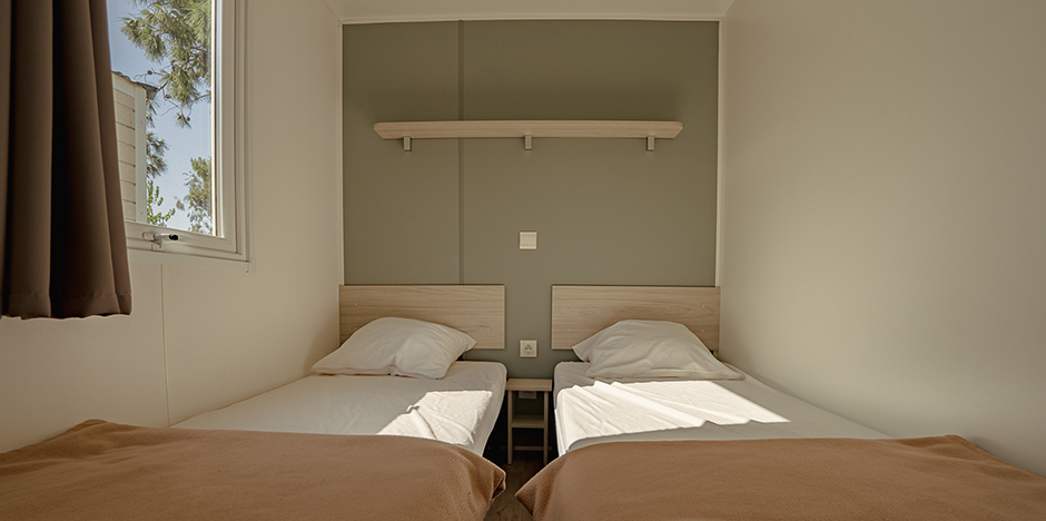 Vermietung von Mobilheim in der Nähe von Gruissan: Mobilheim Cottage 6-8 Personen, Zimmer mit 2 nebeneinander stehenden 80er-Betten