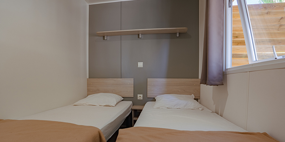 Location de mobil-home dans l'Aude : mobil-home Cottage 6-8 personnes, chambre avec 2 lits de 80 juxtaposés