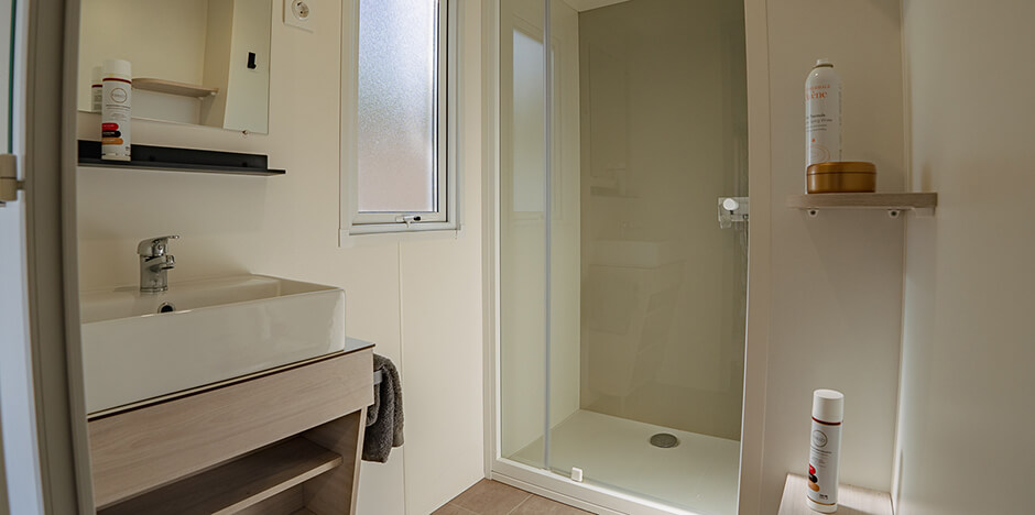 Location de mobil-home près de Narbonne-plage : mobil-home 6-8 personnes, salle d’eau avec lavabo et douche en cabine