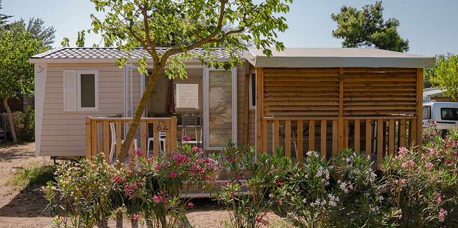 Location de mobil-home près de Port-Leucate : mobil-home 6-8 personnes, terrasse extérieure en bois semi-couverte