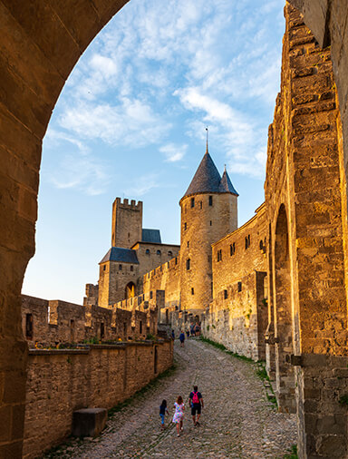 La ciudad medieval de Carcasona, declarada Patrimonio de la Humanidad por la UNESCO, situada a pocos kilómetros del camping Cap du Roc en Aude